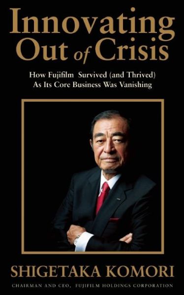 Innovating Out of Crisis: How Fujifilm Survived (and Thrived) As Its Core Business Was Vanishing - Shigetaka Komori - Livros - Stone Bridge Press - 9781611720235 - 21 de maio de 2015