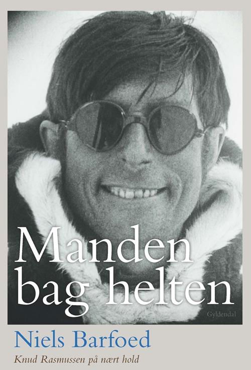 Cover for Niels Barfoed · Manden bag helten (Sewn Spine Book) [2e édition] (2016)