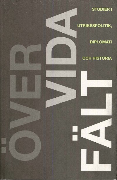 Cover for Över vida fält : studier i utrikespolitik, diplomati och historia (Hardcover Book) (2008)