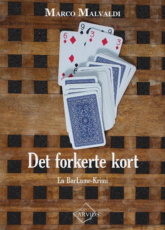 Cover for Marco Malvaldi · En BarLume-krimi: Det forkerte kort (Sewn Spine Book) [1st edition] (2015)