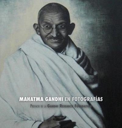 Cover for Adriano Lucca · Mahatma Gandhi En Fotograf as (Gebundenes Buch) (2018)