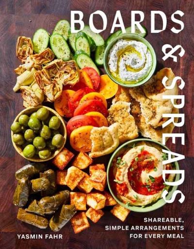 Boards and Spreads: Shareable, Simple Arrangements for Every Meal - Yasmin Fahr - Książki - Random House USA Inc - 9780593236246 - 23 sierpnia 2022