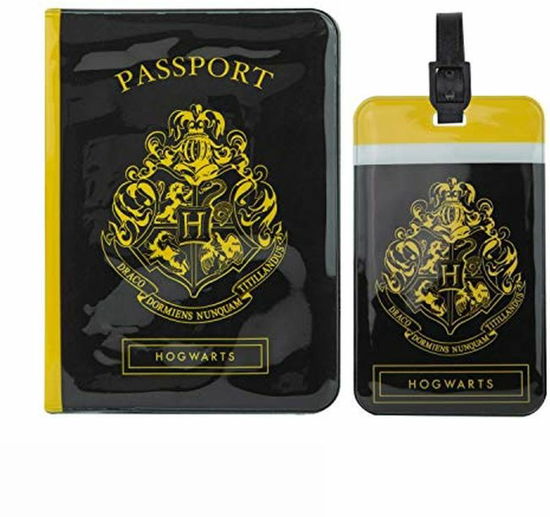 Hogwarts - Tag and Passport Cover Set - Harry Potter - Merchandise - CINEREPLICAS - Fame Bros. - Limited - 4895205604247 - 31. März 2021