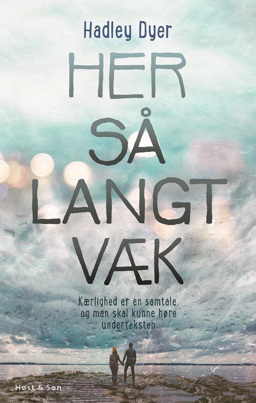 Cover for Hadley Dyer · Her så langt væk (Sewn Spine Book) [1º edição] (2019)