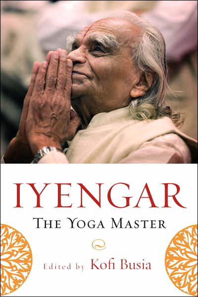 Iyengar: The Yoga Master - Kofi Busia - Bücher - Shambhala Publications Inc - 9781590305249 - 24. Juli 2007