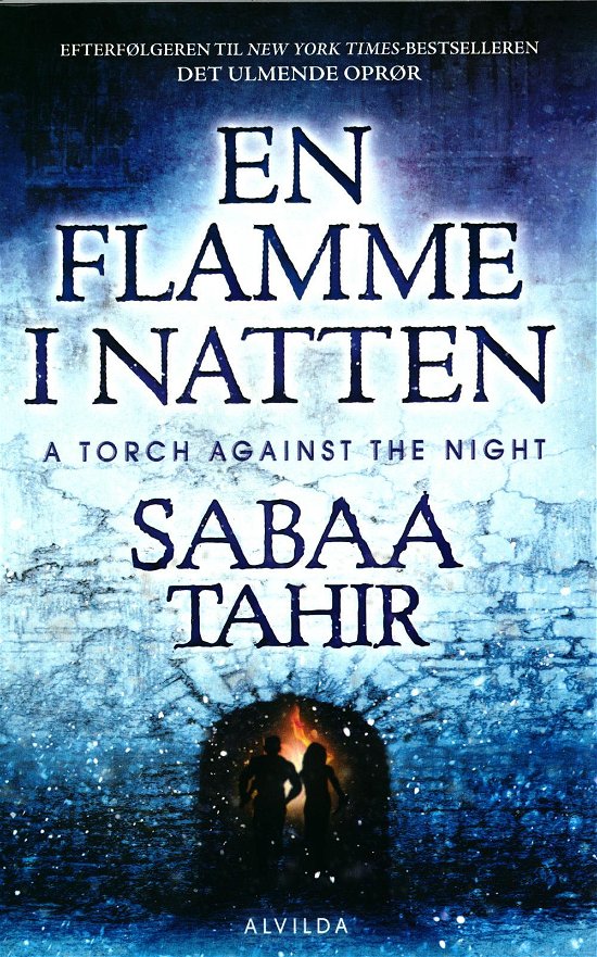 Cover for Sabaa Tahir · En flamme i natten (Sewn Spine Book) [1st edition] (2016)