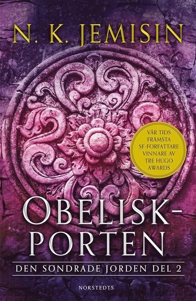 Cover for N. K. Jemisin · Den söndrade jorden: Obeliskporten (Bog) (2019)