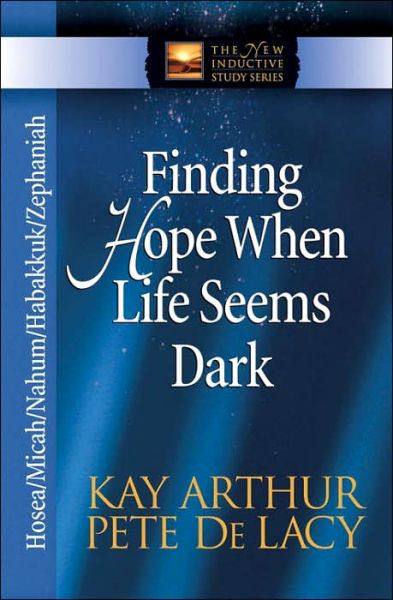 Cover for Kay Arthur · Finding Hope When Life Seems Dark: Hosea, Micah, Nahum, Habakkuk, and Zephaniah - The New Inductive Study Series (Paperback Book) (2006)