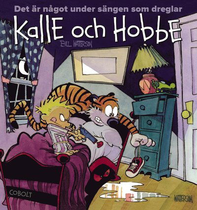 Kalle och Hobbe: Det är något under sängen som dreglar - Bill Watterson - Książki - Cobolt Förlag - 9789188897251 - 15 czerwca 2020