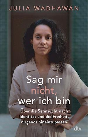 Cover for Julia Wadhawan · Sag mir nicht, wer ich bin (Paperback Book) (2022)