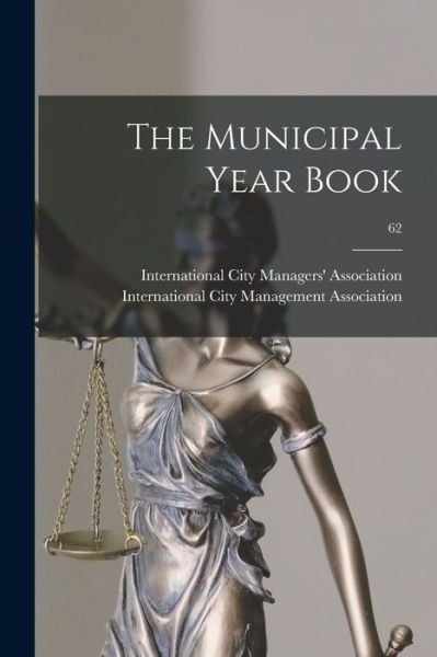 Cover for International City Managers' Associat · The Municipal Year Book; 62 (Paperback Book) (2021)