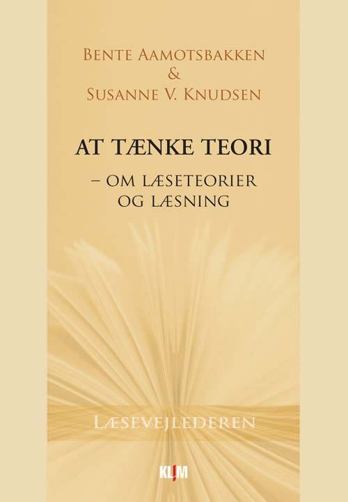 Læsevejlederen: At tænke teori - Bente Aamotsbakken og Susanne V. Knudsen - Kirjat - Klim - 9788771291254 - maanantai 3. joulukuuta 2012