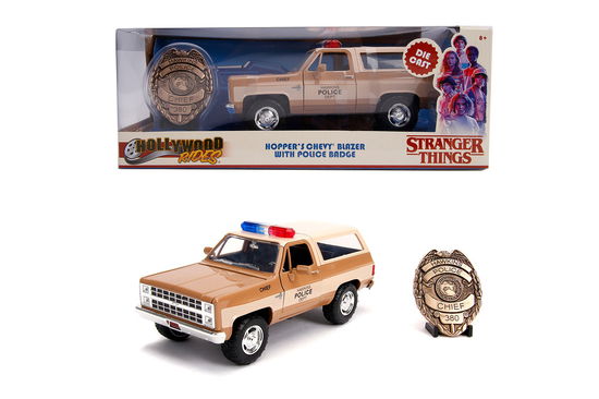 Cover for Figurines · Stranger Things: Chevy K5 Blaze Del 1980 In Scala 1:24 Con Distintivo Die-Cast Da Collezione (MERCH) (2019)