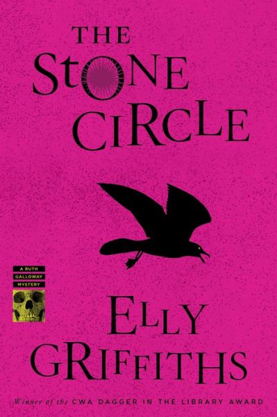 The Stone Circle: A Mystery - Ruth Galloway Mysteries - Elly Griffiths - Livres - HarperCollins - 9780358299257 - 12 mai 2020