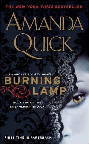 Cover for Amanda Quick · Burning Lamp: Book Two in the Dreamlight Trilogy (Arcane Society) (Taschenbuch) [Reprint edition] (2011)