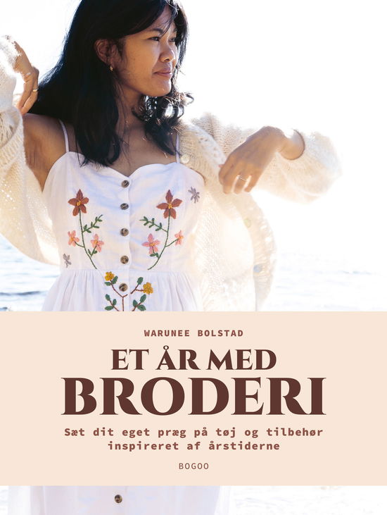 Cover for Warunee Bolstad · Et år med broderi (Hardcover Book) [1.º edición] (2022)