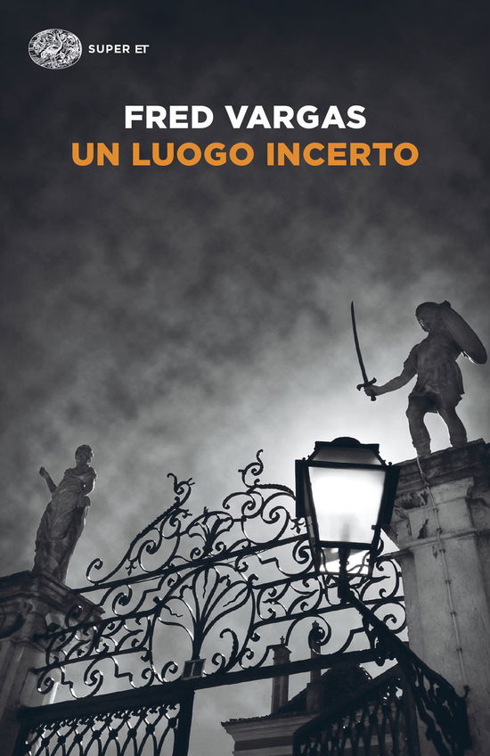 Cover for Fred Vargas · Un Luogo Incerto. I Casi Del Commissario Adamsberg #06 (Book)