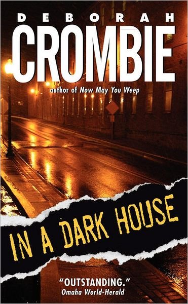 Cover for Deborah Crombie · In a Dark House - Duncan Kincaid / Gemma James Novels (Paperback) (Paperback Bog) (2006)
