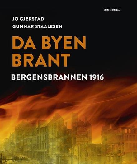 Cover for Gjerstad Jo · Da byen brant : historien om Bergen før brannen, Bergensbrannen 1916, byen etter brannen, gjenoppbyggingen (Bound Book) (2015)