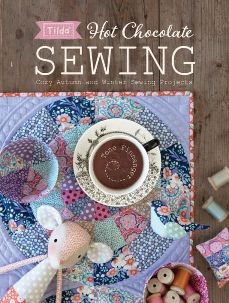 Tilda Hot Chocolate Sewing: Cozy Autumn and Winter Sewing Projects - Finnanger, Tone (Author) - Livros - David & Charles - 9781446307267 - 3 de setembro de 2018