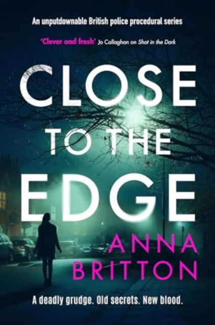 Cover for Anna Britton · Close to the Edge: An unputdownable British police procedural series - Detectives Martin &amp; Stern (Taschenbuch) (2024)