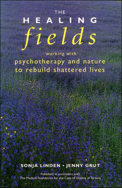 Cover for Sonja Linden · The Healing Fields: Working with Psychotherapy and Nature to Rebuild Shattered Lives (Paperback Book) (2002)