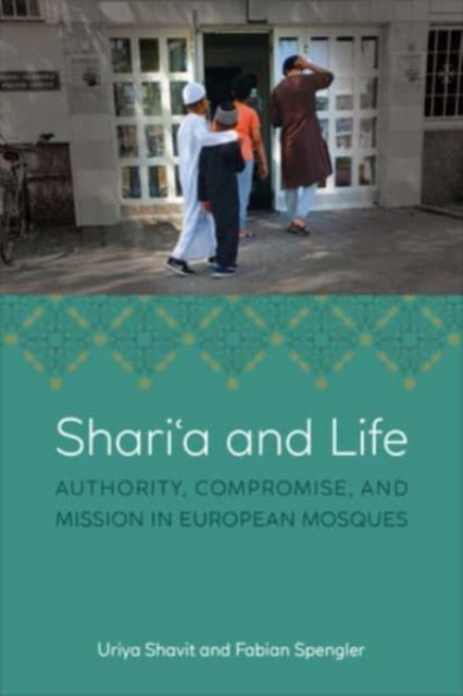 Shari?a and Life: Authority, Compromise, and Mission in European Mosques - Uriya Shavit - Książki - University of Toronto Press - 9781487552275 - 25 lipca 2023