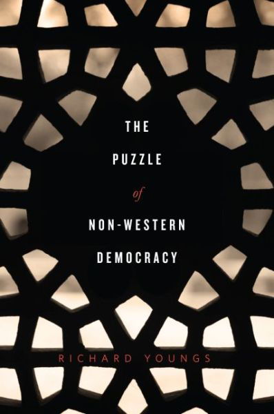 The Puzzle of Non-Western Democracy - Richard Youngs - Livros - Brookings Institution - 9780870034282 - 18 de setembro de 2015