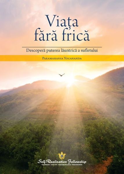 Cover for Paramahansa Yogananda · Living Fearlessly (Romanian) (Paperback Book) (2019)