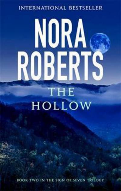 The Hollow: Number 2 in series - Sign of Seven Trilogy - Nora Roberts - Kirjat - Little, Brown Book Group - 9780349412283 - torstai 3. marraskuuta 2016