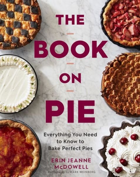 The Book On Pie: Everything You Need to Know to Bake Perfect Pies - Erin Jeanne McDowell - Livres - Houghton Mifflin Harcourt Publishing Com - 9780358229285 - 10 novembre 2020