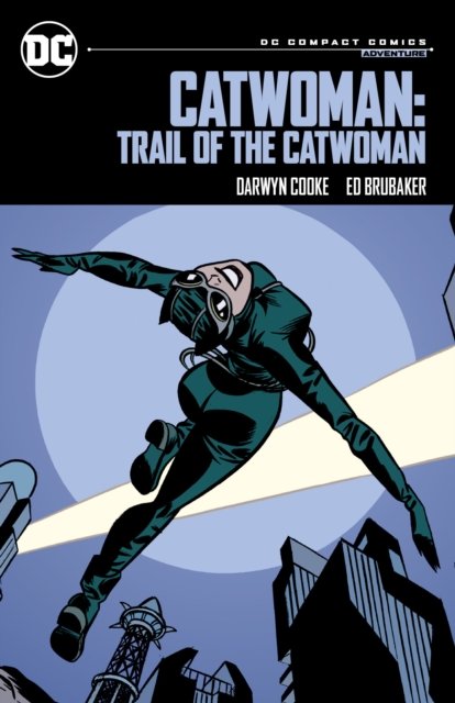 Catwoman: Trail of the Catwoman: DC Compact Comics Edition - Ed Brubaker - Books - DC Comics - 9781779527288 - October 1, 2024