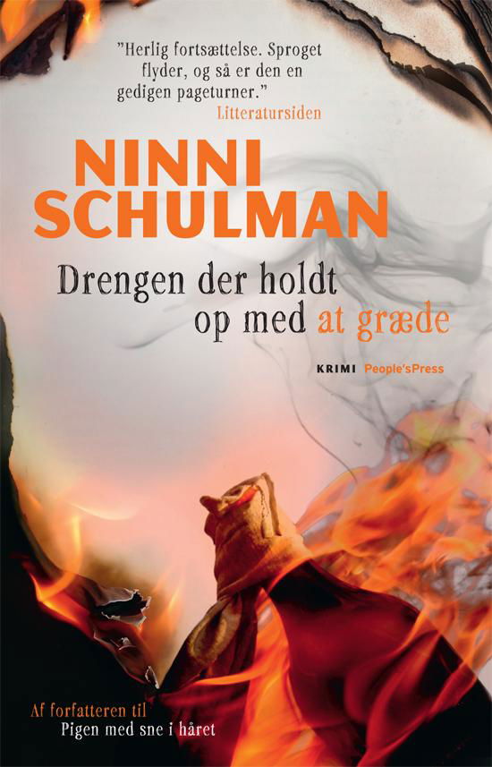 Drengen der holdt op med at græde PB - Ninni Schulman - Bücher - People'sPress - 9788771590289 - 1. April 2014