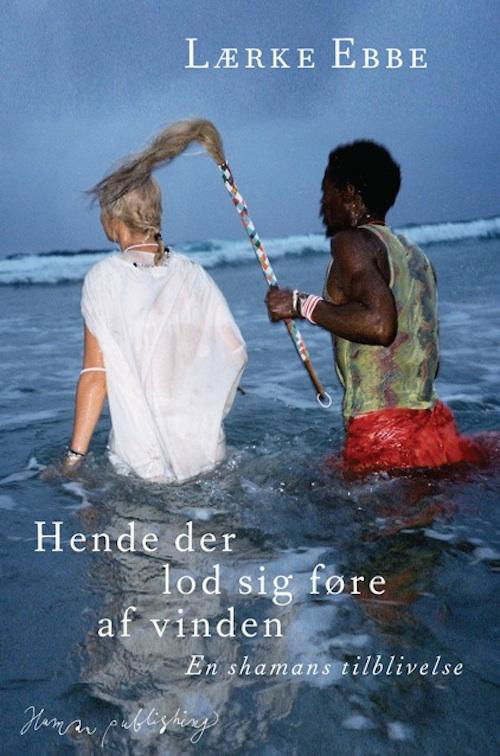 Cover for Lærke Ebbe · Hende der lod sig føre af vinden (Bound Book) [1º edição] [Indbundet] (2013)