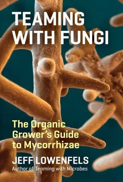 Cover for Jeff Lowenfels · Teaming with Fungi: The Organic Grower's Guide to Mycorrhizae (Innbunden bok) (2017)