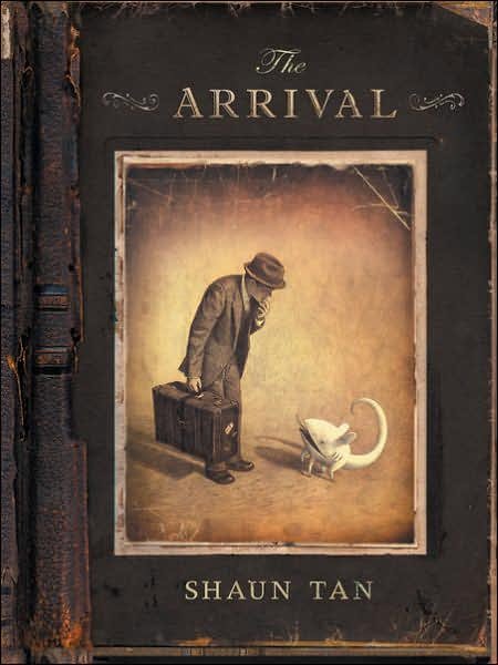 Cover for Shaun Tan · The Arrival (Hardcover bog) [English Language edition] (2007)