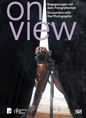 On View (Bilingual edition): Encounters with the Photographic - - Books - Hatje Cantz - 9783775760294 - August 28, 2025