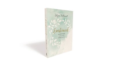 Cover for Lysa TerKeurst · Embraced: 100 Devotions to Know God Is Holding You Close (Inbunden Bok) (2018)