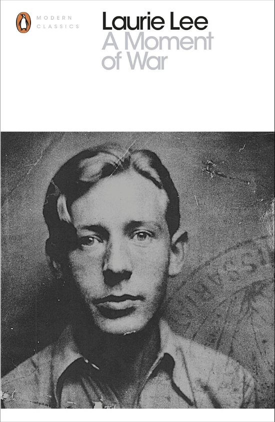 Cover for Laurie Lee · A Moment of War - Penguin Modern Classics (Paperback Book) (2014)