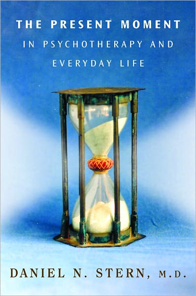 Cover for Stern, Daniel N., M.D. · The Present Moment in Psychotherapy and Everyday Life - Norton Series on Interpersonal Neurobiology (Hardcover Book) (2004)
