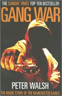 Gang War: The Inside Story of the Manchester Gangs - Peter Walsh - Livros - Milo Books - 9781903854297 - 1 de fevereiro de 2005