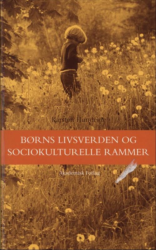 Cover for Karsten Hundeide · Børns livsverden og sociokulturelle rammer (Sewn Spine Book) [2. wydanie] (2018)