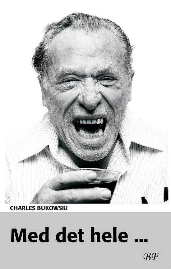 Cover for Charles Bukowski · Med det hele ... (Heftet bok) [1. utgave] (2017)