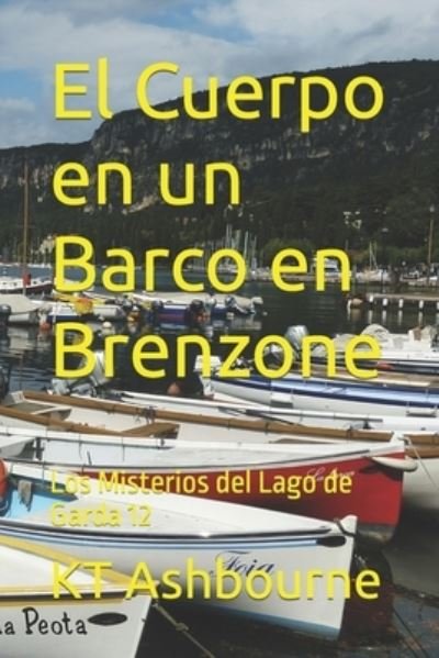Cover for Kt Ashbourne · El Cuerpo en un Barco en Brenzone: Los Misterios del Lago de Garda 12 - Los Misterios del Lago de Garda (Pocketbok) (2022)