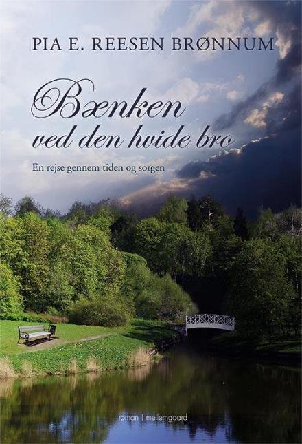 Bænken ved den hvide bro - Pia E. Reesen Brønnum - Livros - Forlaget mellemgaard - 9788771905304 - 4 de setembro de 2017