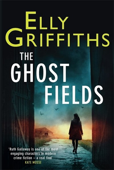 Cover for Elly Griffiths · The Ghost Fields (The Dr Ruth Galloway Mysteries) (Gebundenes Buch) (2015)