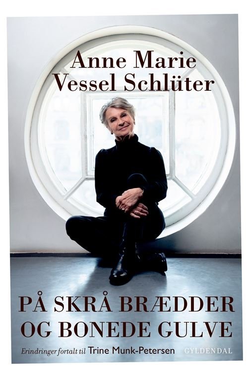 På skrå brædder og bonede gulve - Trine Munk-Petersen - Libros - Gyldendal - 9788702332308 - 20 de septiembre de 2022