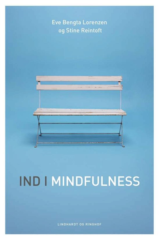 Ind i mindfulness - Eve Bengta Lorenzen; Stine Reintoft - Livros - Saga - 9788750045311 - 15 de junho de 2016