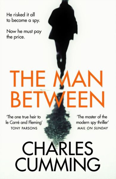 The Man Between - Charles Cumming - Bøger - HarperCollins Publishers - 9780008200312 - 21. maj 2018