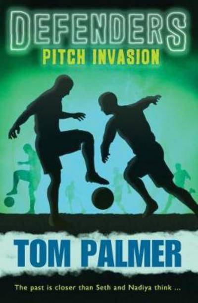 Cover for Tom Palmer · Pitch Invasion - Defenders (Paperback Book) (2017)